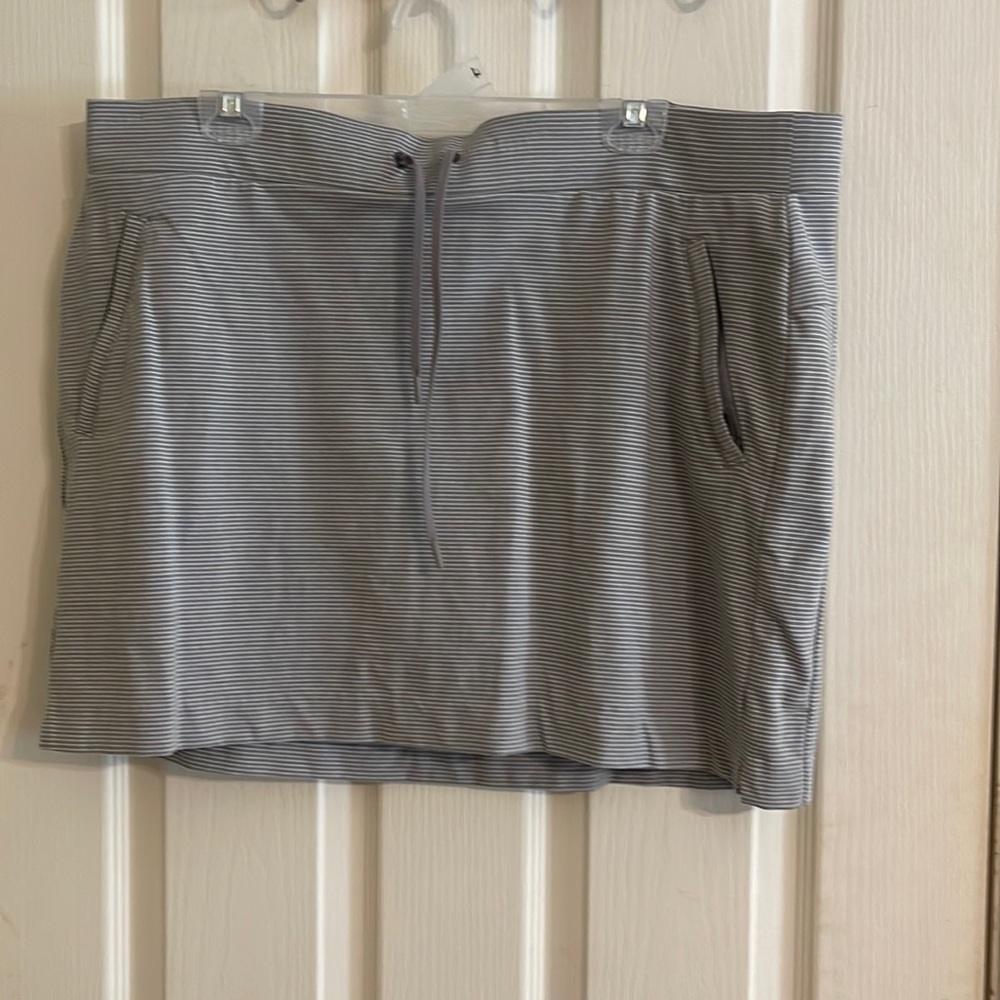 Athleta grey striped skort